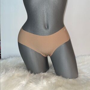 Victoria’s Secret Pink No Show Seamless Cheekster Panty Underwear. NWT